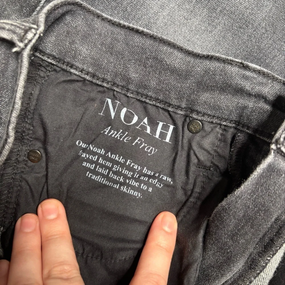 Black Orchid Noah Ankle Fray Dark Wash Bleached Distressed Skinny Jeans Size 24
